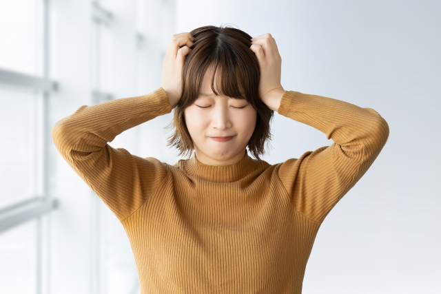 転職で悩む女性